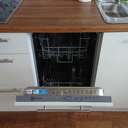 Center - Mardi St., Free Parking!!!