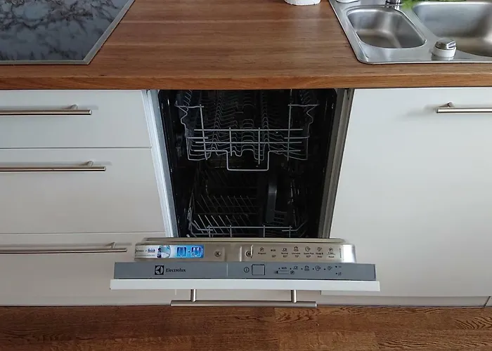 Center - Mardi St., Free Parking!!!