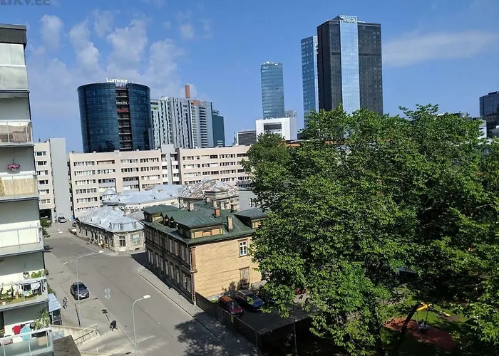 Center - Mardi St., Free Parking!!!