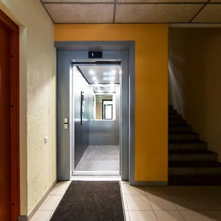 Center - Mardi St., Free Parking!!!